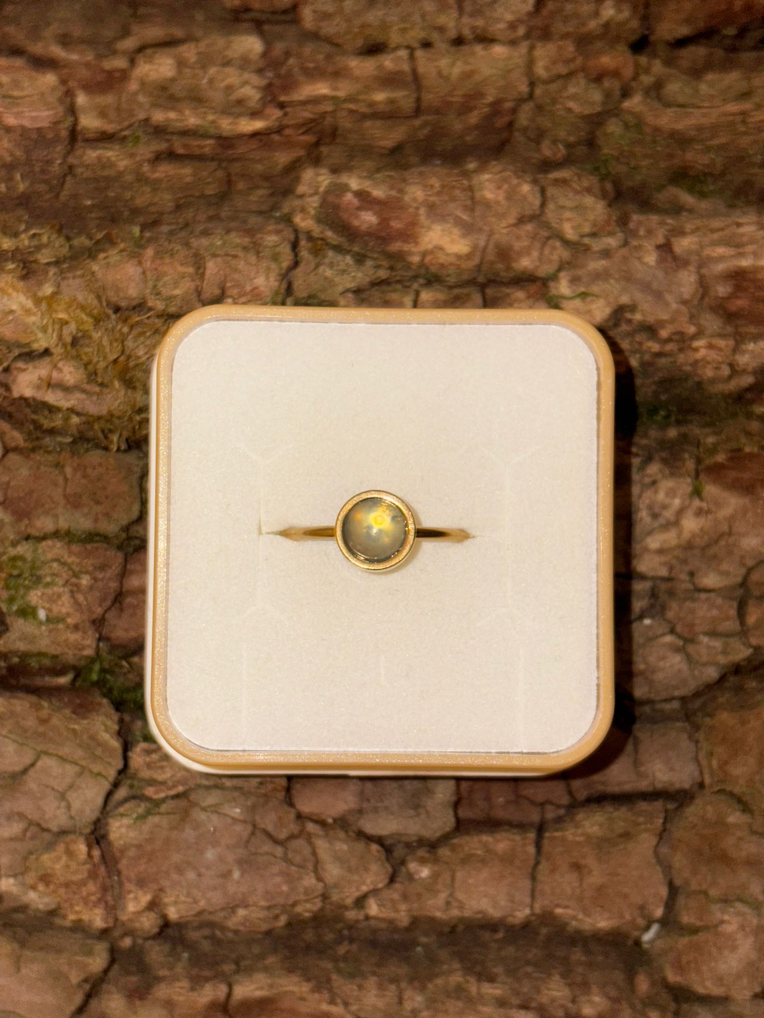 Bague petite-pierre dorée aigue-marine