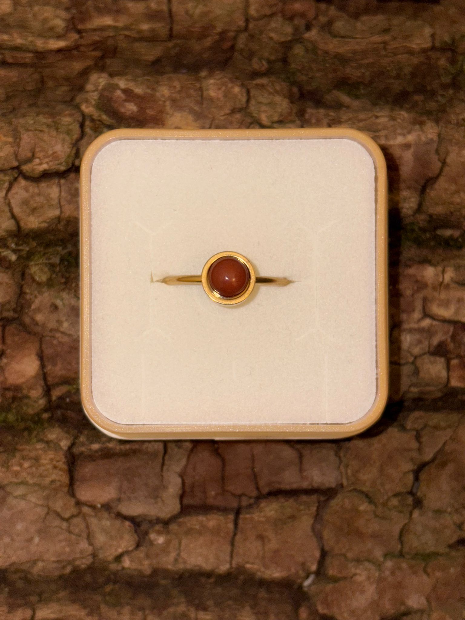 Bague petite pierre dorée jaspe rouge