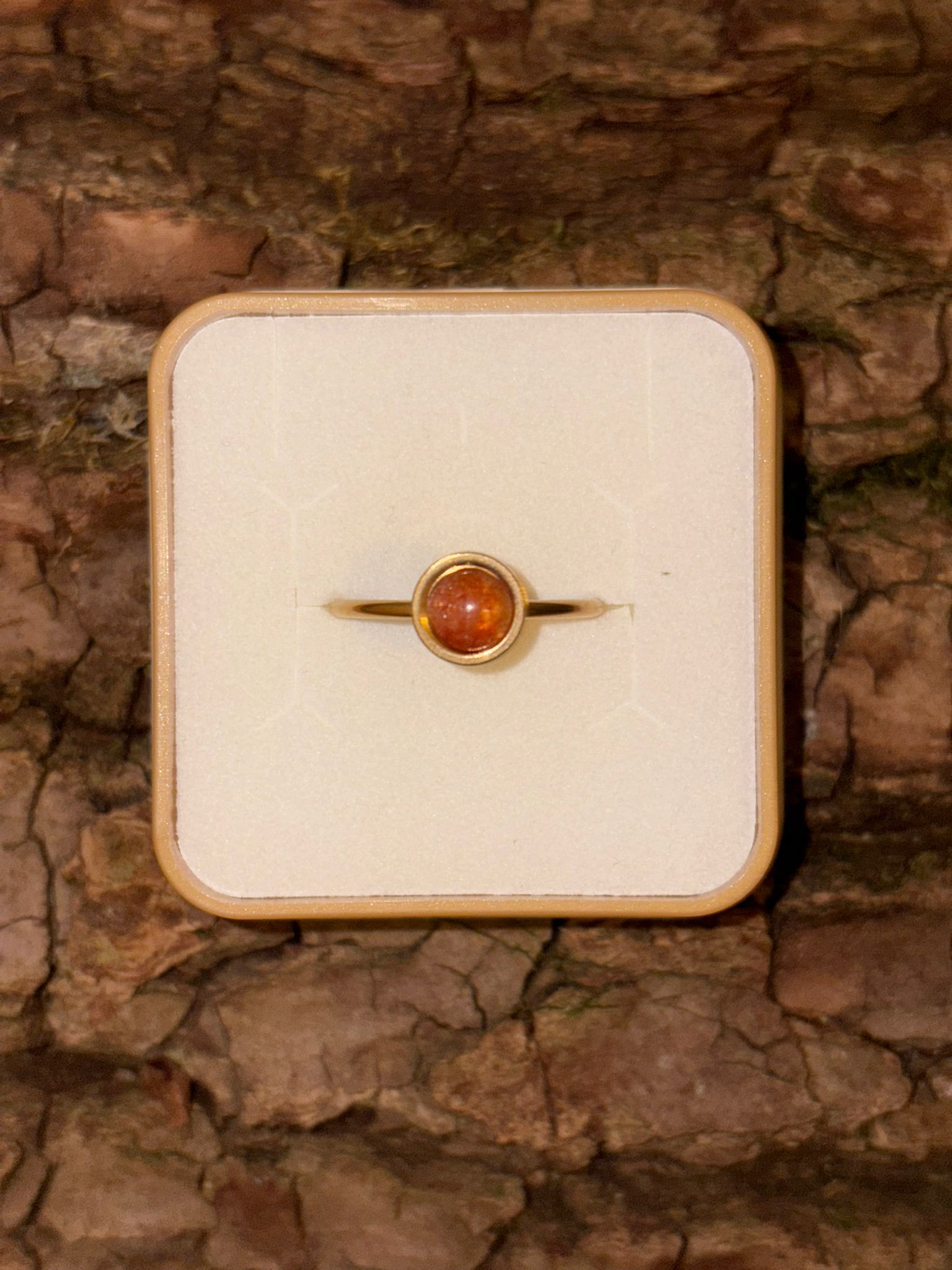 Bague petite pierre dorée pierre de soleil
