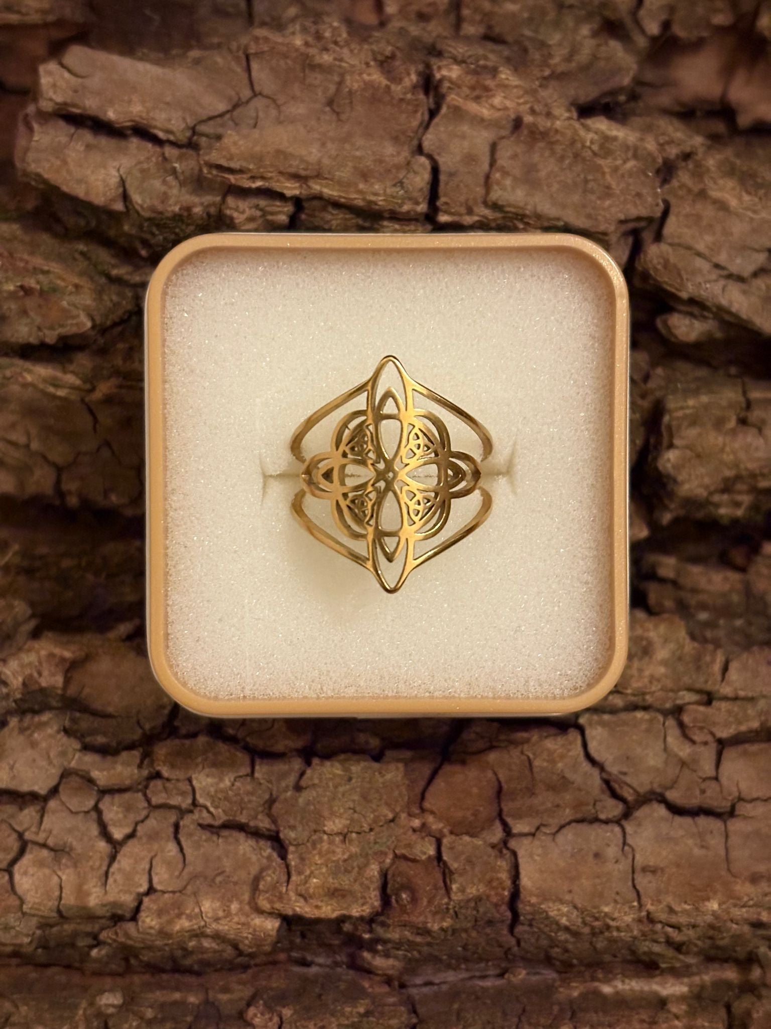 Bague Inox plaquée Or – Noeud de sorcière