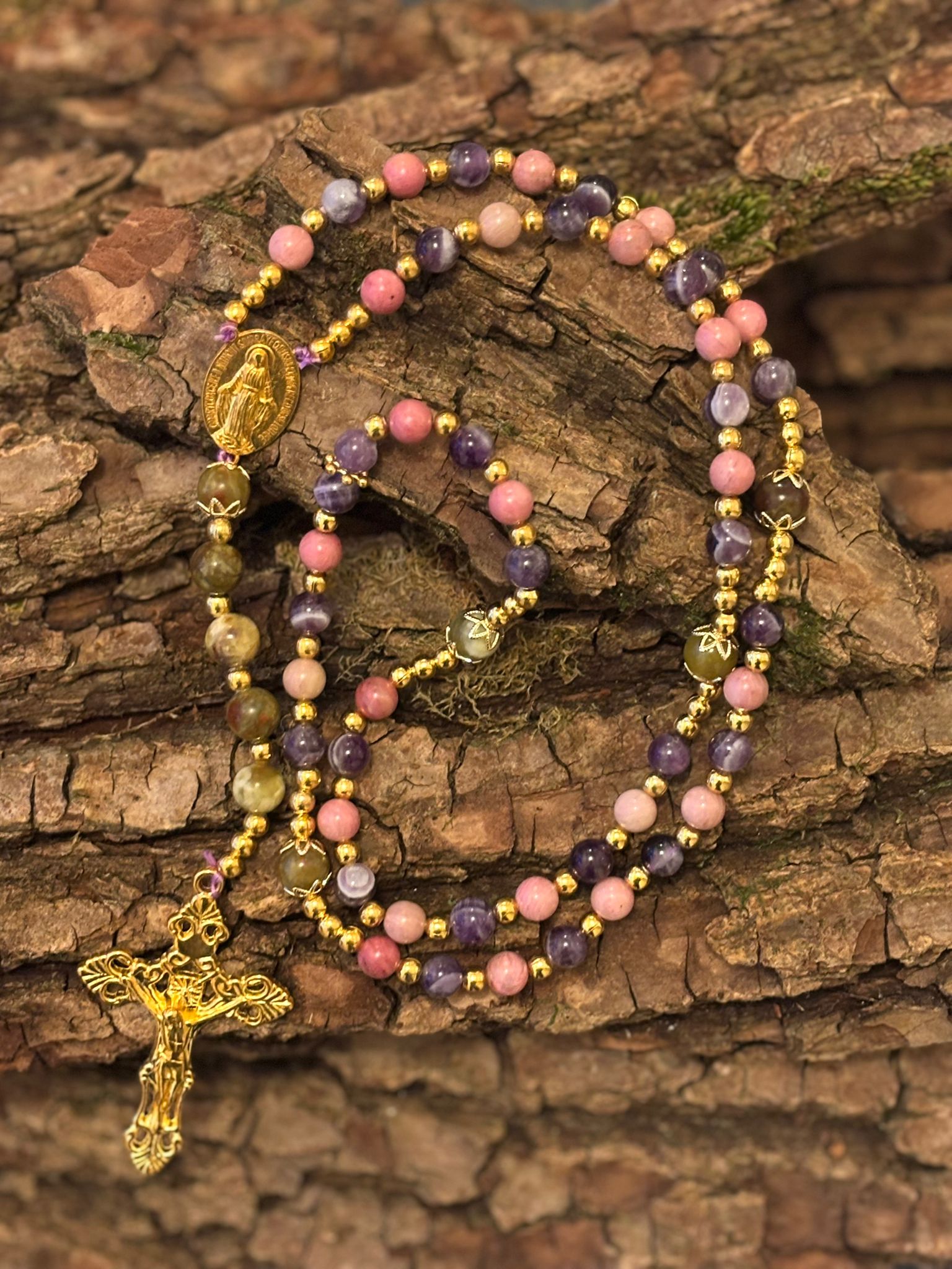 Chapelet en Rhodonite, Améthyste de Zambie & Serpentine de Chine – Plaqué Or