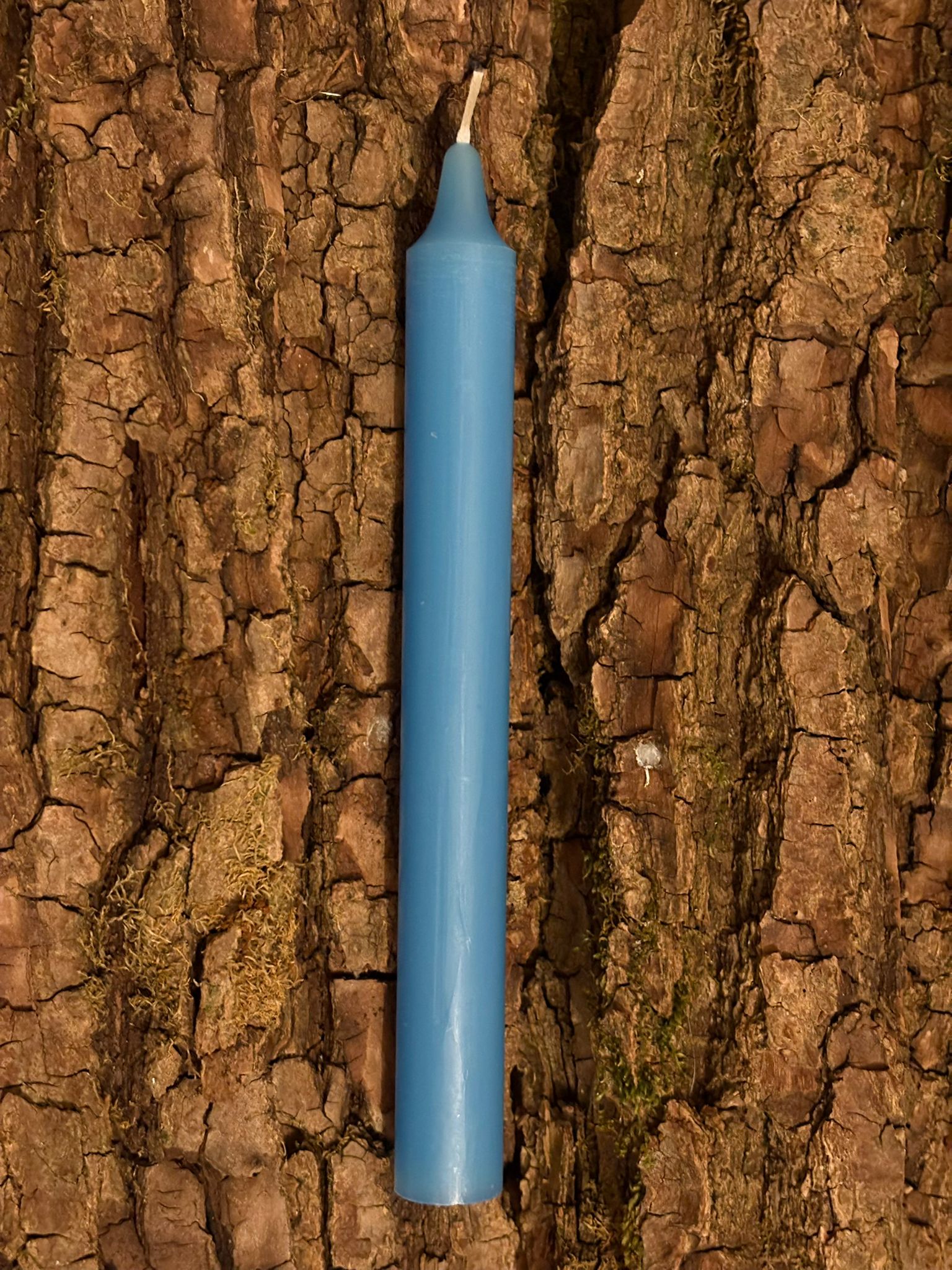 Bougie teintée dans la masse Bleu   – 22 cm