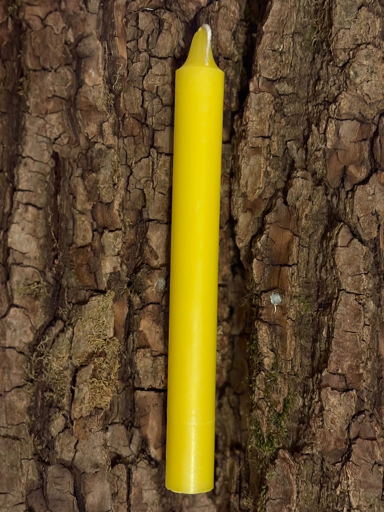 Bougie teintée dans la masse Jaune   – 22 cm