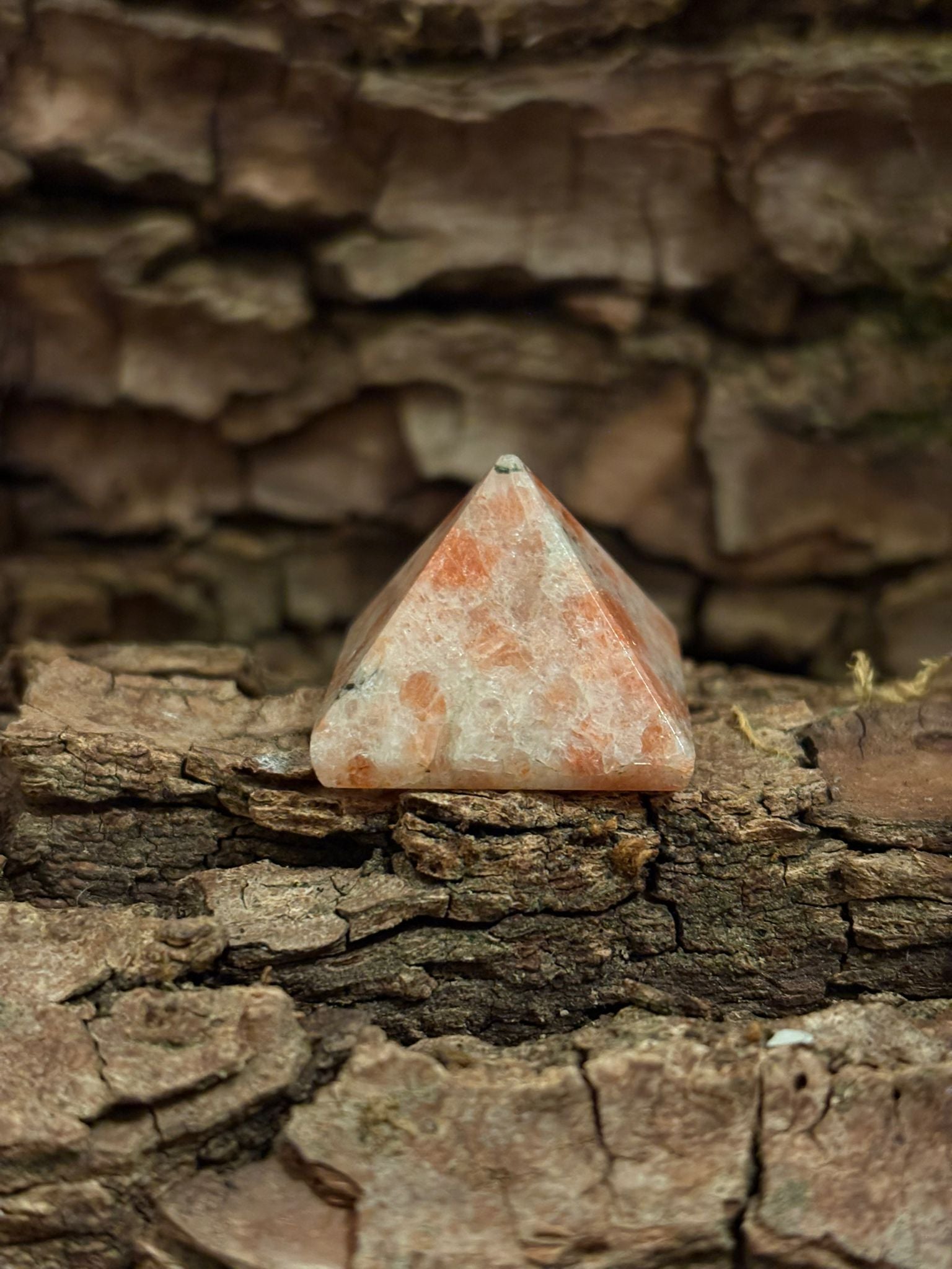 Pyramide pierre de soleil naturelle